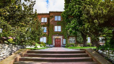 Krakow 'da güneşli bir sabahta Wawel kalesinin iç avlusuna bakın.