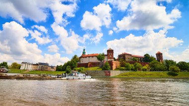 Wawel Kalesi - Krakow Polonya 'nın ünlü simgesi. Güneşli bir günde Vistula nehri kıyısındaki resim manzarası.