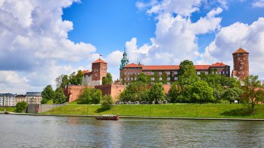 Wawel Kalesi - Krakow Polonya 'nın ünlü simgesi. Güneşli bir günde Vistula nehri kıyısındaki resim manzarası.