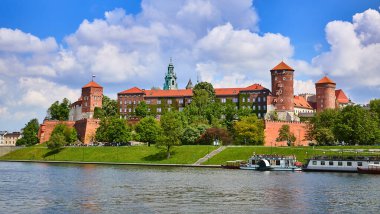 Wawel Kalesi - Krakow Polonya 'nın ünlü simgesi. Güneşli bir günde Vistula nehri kıyısındaki resim manzarası.