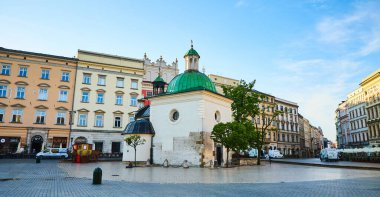 Krakow, Polonya - 10 Mayıs 2019: Krakow 'un Ana Meydanı (Rynek Glowny) Polonya' nın Lesser kentindeki Old Town bölgesinin merkezinde yer almaktadır.