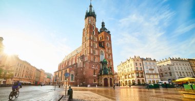 Krakow, Polonya - 10 Mayıs 2019: Krakow Meydanı 'ndaki St. Mary Bazilikası (Rynek Glowny), Polonya