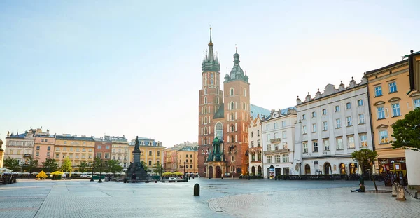 波兰克拉科夫 2019年5月10日 克拉科夫主广场 Rynek Glowny 圣玛丽教堂和Adam Mickiewicz纪念碑位于波兰小城旧城区中心 — 图库照片