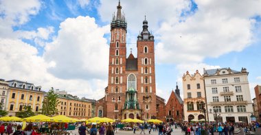Krakow, Polonya - 10 Mayıs 2019: Krakow Meydanı 'ndaki St. Mary Bazilikası (Rynek Glowny), Polonya