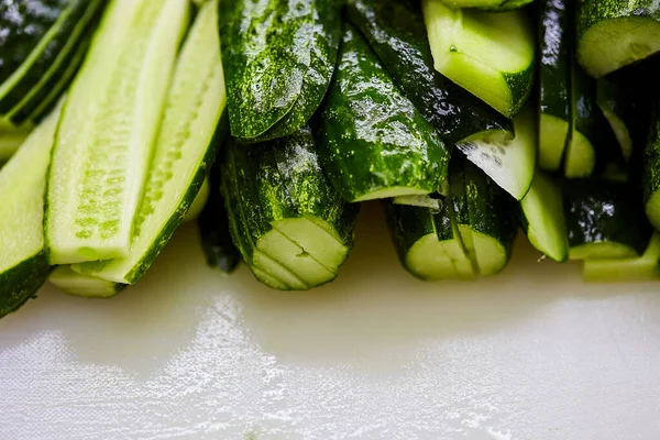 Diiris Mentimun Papan Potong Sayuran Siap Untuk Salad Makanan Vegetarian — Stok Foto