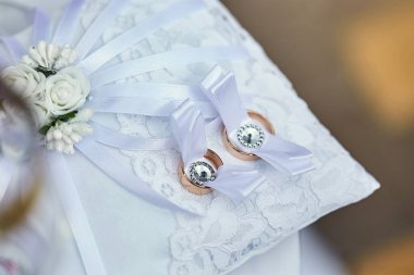 Küçük saten bir yastıkta iki altın nikah yüzüğü. 