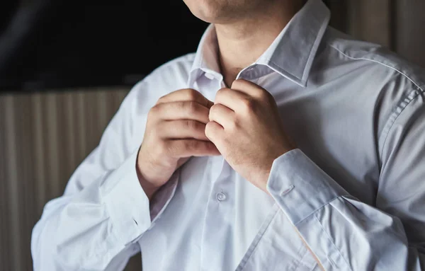 Homem Negócios Vestidos Camisa Branca Mãos Masculinas Closeup Noivo Preparando — Fotografia de Stock