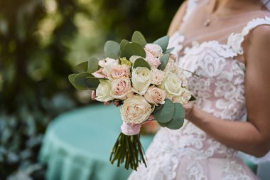 Gelinin elindeki buket, düğün töreninden önce hazırlanan kadın.
