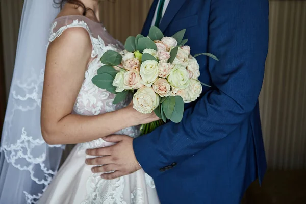 Νύφη Κρατώντας Ένα Γαμήλιο Μπουκέτο Στα Χέρια Στέκεται Κοντά Στον — Φωτογραφία Αρχείου