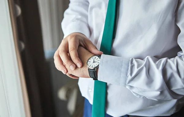 Uomo Affari Che Controlla Ora Sul Suo Orologio Polso Uomo — Foto Stock