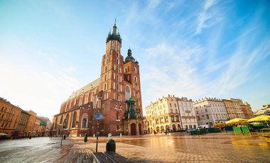 Krakow, Polonya - 10 Mayıs 2019: Krakow Meydanı 'ndaki St. Mary Bazilikası (Rynek Glowny), Polonya