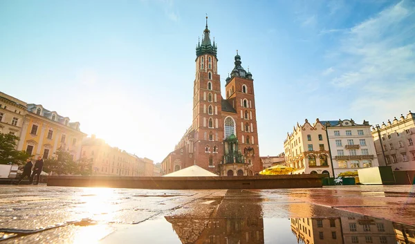 波兰克拉科夫 2019年5月10日 波兰克拉科夫主广场 Rynek Glowny 的圣玛丽大教堂 — 图库照片