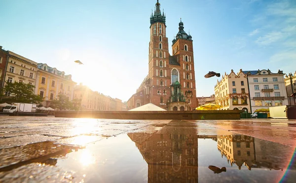 波兰克拉科夫 2019年5月10日 波兰克拉科夫主广场 Rynek Glowny 的圣玛丽大教堂 — 图库照片