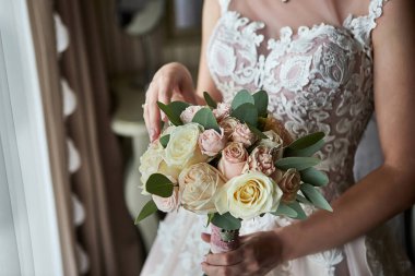 Gelinin elindeki buket, düğün töreninden önce hazırlanan kadın.