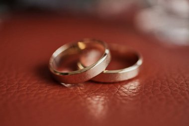 Alyanslar buketin yanında duruyor.