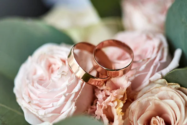 Fedi Nuziali Trovano Sul Bouquet — Foto Stock