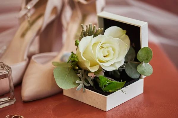 Bruids Accessoires Zoals Schoenen Boeket Ring Parfum Een Stoel — Stockfoto