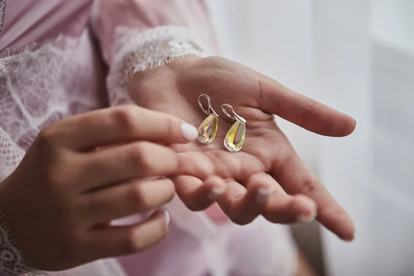 Día Boda Pendientes Cerca Las Manos Novia Accesorios Joyería — Foto de Stock