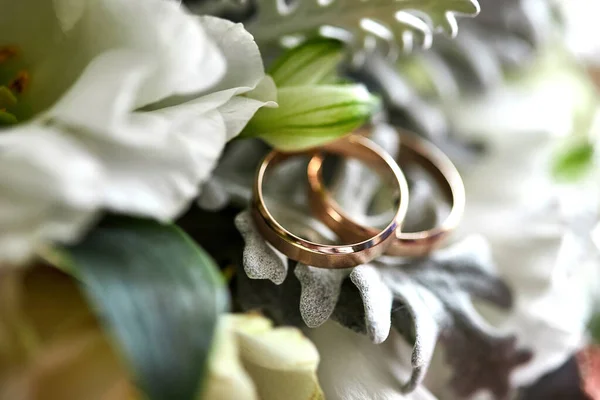 結婚指輪は花束の上にある — ストック写真