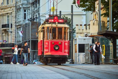 İSTANBUL TURKEY 11 Ekim 2019 Beyoğlu 'nda geleneksel Nostaljik Kırmızı Tramvay. İstanbul 'daki Istiklal Caddesi' nde (popüler durak), Taksim Meydanı ile yeraltı demiryolu hattı arasındaki tramvay hattı işlemektedir.. 
