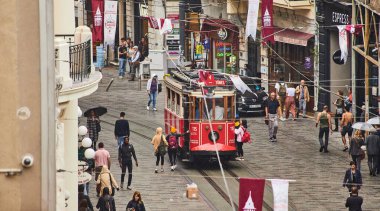 İSTANBUL TURKEY 11 Ekim 2019 Beyoğlu 'nda geleneksel Nostaljik Kırmızı Tramvay. İstanbul 'daki Istiklal Caddesi' nde (popüler durak), Taksim Meydanı ile yeraltı demiryolu hattı arasındaki tramvay hattı işlemektedir.. 