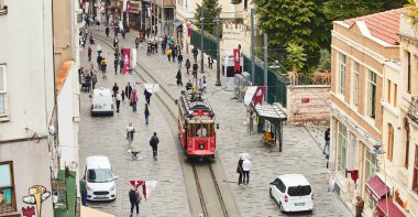 İSTANBUL TURKEY 11 Ekim 2019 Beyoğlu 'nda geleneksel Nostaljik Kırmızı Tramvay. İstanbul 'daki Istiklal Caddesi' nde (popüler durak), Taksim Meydanı ile yeraltı demiryolu hattı arasındaki tramvay hattı işlemektedir.. 