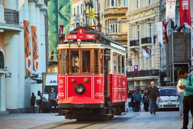 İSTANBUL TURKEY 11 Ekim 2019 Beyoğlu 'nda geleneksel Nostaljik Kırmızı Tramvay. İstanbul 'daki Istiklal Caddesi' nde (popüler durak), Taksim Meydanı ile yeraltı demiryolu hattı arasındaki tramvay hattı işlemektedir.. 