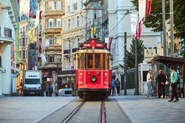 İSTANBUL TURKEY 11 Ekim 2019 Beyoğlu 'nda geleneksel Nostaljik Kırmızı Tramvay. İstanbul 'daki Istiklal Caddesi' nde (popüler durak), Taksim Meydanı ile yeraltı demiryolu hattı arasındaki tramvay hattı işlemektedir.. 