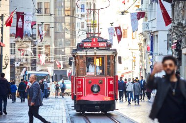 İSTANBUL TURKEY 11 Ekim 2019 Beyoğlu 'nda geleneksel Nostaljik Kırmızı Tramvay. İstanbul 'daki Istiklal Caddesi' nde (popüler durak), Taksim Meydanı ile yeraltı demiryolu hattı arasındaki tramvay hattı işlemektedir.. 