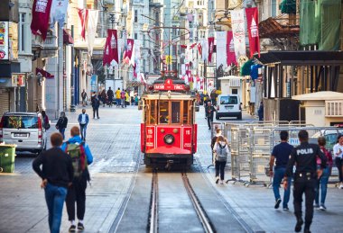 İSTANBUL TURKEY 11 Ekim 2019 Beyoğlu 'nda geleneksel Nostaljik Kırmızı Tramvay. İstanbul 'daki Istiklal Caddesi' nde (popüler durak), Taksim Meydanı ile yeraltı demiryolu hattı arasındaki tramvay hattı işlemektedir.. 