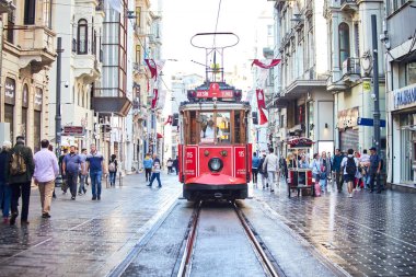 İSTANBUL TURKEY 11 Ekim 2019 Beyoğlu 'nda geleneksel Nostaljik Kırmızı Tramvay. İstanbul 'daki Istiklal Caddesi' nde (popüler durak), Taksim Meydanı ile yeraltı demiryolu hattı arasındaki tramvay hattı işlemektedir.. 