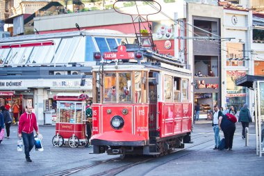 İSTANBUL TURKEY 11 Ekim 2019 Beyoğlu 'nda geleneksel Nostaljik Kırmızı Tramvay. İstanbul 'daki Istiklal Caddesi' nde (popüler durak), Taksim Meydanı ile yeraltı demiryolu hattı arasındaki tramvay hattı işlemektedir.. 