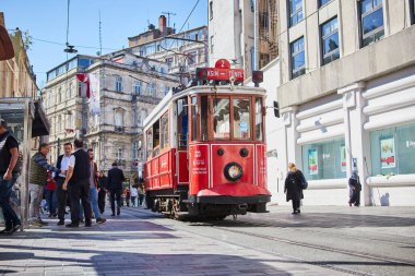 İSTANBUL TURKEY 11 Ekim 2019 Beyoğlu 'nda geleneksel Nostaljik Kırmızı Tramvay. İstanbul 'daki Istiklal Caddesi' nde (popüler durak), Taksim Meydanı ile yeraltı demiryolu hattı arasındaki tramvay hattı işlemektedir.. 