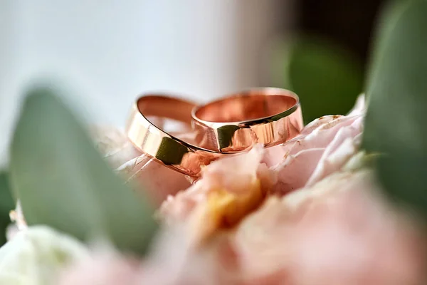 結婚指輪は花束の上にある — ストック写真