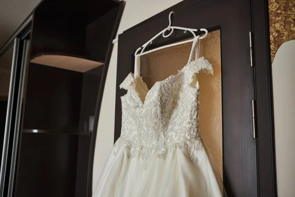 Belle Robe Mariée Suspendue Dans Chambre Femme Préparer Avant Cérémonie — Photo