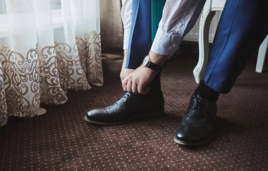 İş adamı ayakkabıları, işe hazırlanan bir adam, düğün töreninden önceki sabah damat. Erkekler Moda
