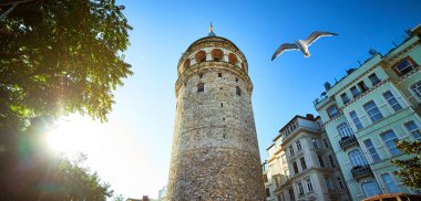 Galata Kulesi ve eski İstanbul ilinin caddesi. Beyoğlu 'nun Avrupa yakasındaki antik Türk simgesi. Eski Konstantinopolis mimarisi.