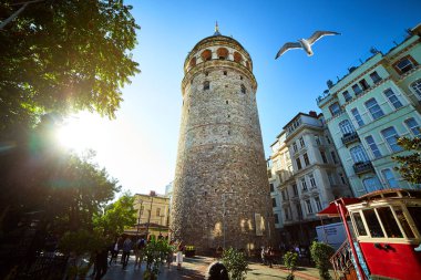 İstanbul, Türkiye - 12 Ekim 2019: Galata Kulesi ve eski kentteki sokak. Beyoğlu 'nun Avrupa yakasındaki antik Türk simgesi. Eski Konstantinopolis mimarisi.