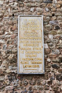 İstanbul, Türkiye - 11 Ekim 2019: Galata Kulesi 'nin imzası. Beyoğlu 'nun Avrupa yakasındaki antik Türk simgesi. Eski Konstantinopolis mimarisi.