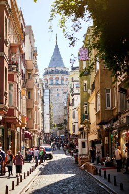 İstanbul, Türkiye - 14 Ekim 2019: Galata Kulesi ve eski kentteki sokak. Beyoğlu 'nun Avrupa yakasındaki antik Türk simgesi. Eski Konstantinopolis mimarisi.