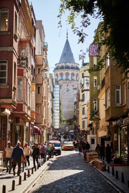 İstanbul, Türkiye - 14 Ekim 2019: Galata Kulesi ve eski kentteki sokak. Beyoğlu 'nun Avrupa yakasındaki antik Türk simgesi. Eski Konstantinopolis mimarisi.