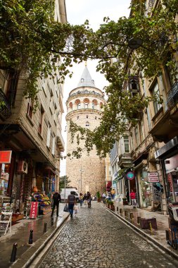 İstanbul, Türkiye - 11 Ekim 2019: Galata Kulesi ve eski kentteki sokak. Beyoğlu 'nun Avrupa yakasındaki antik Türk simgesi. Eski Konstantinopolis mimarisi.