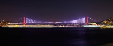 İstanbul, Türkiye 'deki Boğaz Köprüsü (15 Temmuz Şehitler Köprüsü), gece panoramik manzara