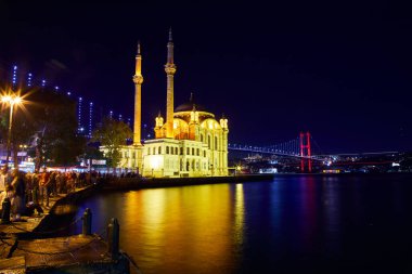 Ortaköy Camii ve Boğaziçi Köprüsü (15 Temmuz Şehitler Köprüsü) gece manzarası. İstanbul, Türkiye