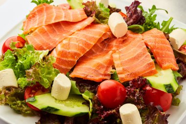 Sağlıklı sebze salatası ve füme somon. Buda kasesi, diyet konsepti. 