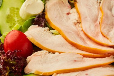 Füme tavuklu taze sebze salatası.