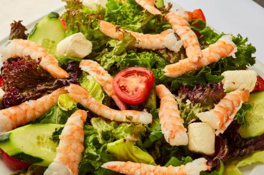 Karidesli sebze salatası. Japon yemeği.