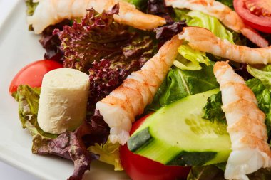 Karidesli sebze salatası. Japon yemeği.