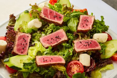 Taze ton balıklı sebze salatası. Japon yemeği.