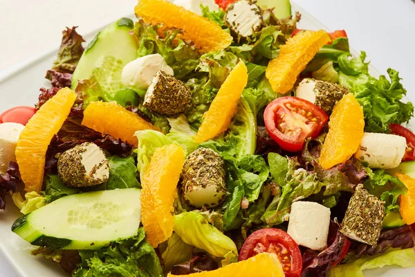 Növényi Ízletes Saláta Fetával Narancssárgával — Stock Fotó